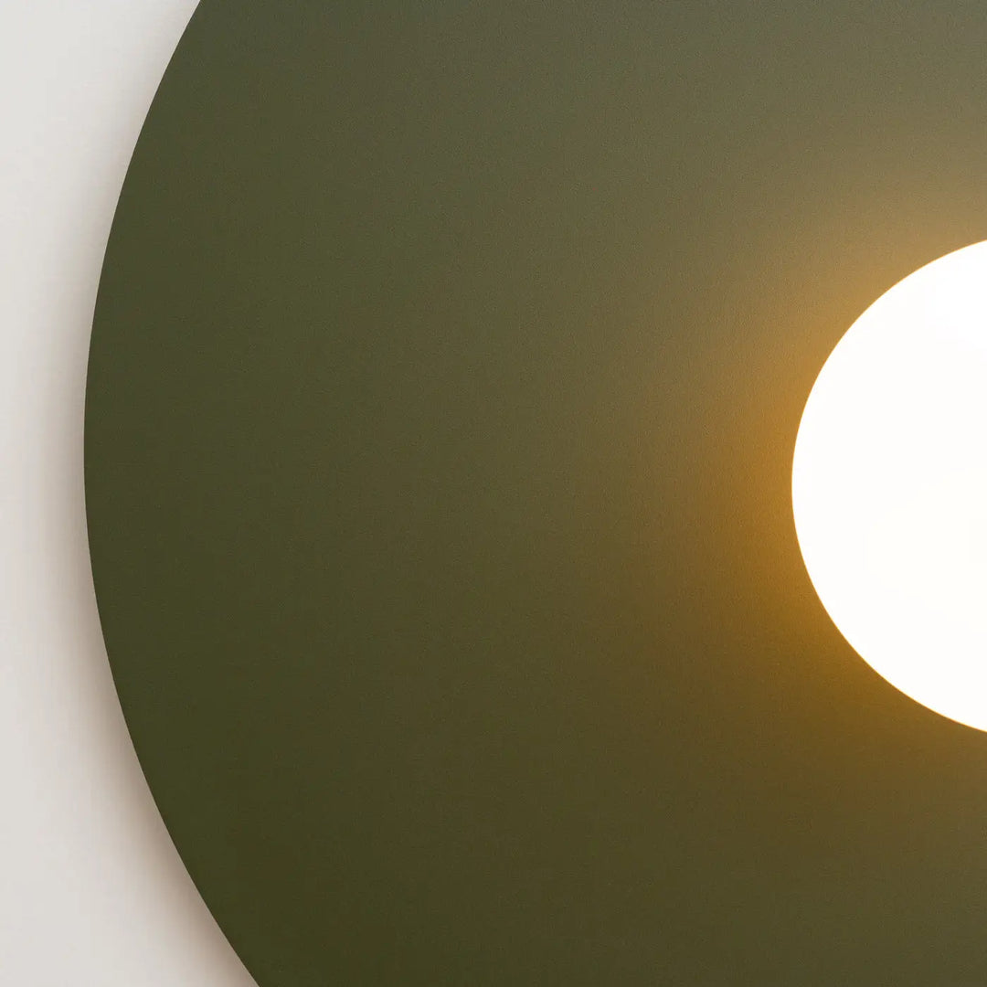 Applique murale ake 50 vert olive avec disque métallique rond et sphère laiteuse créent une lumière chaude rétro