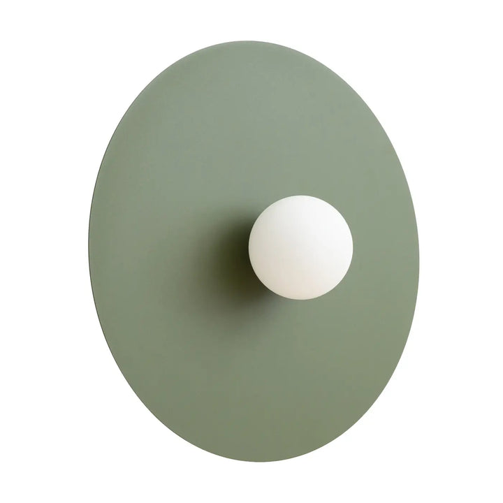Applique murale ake 50 vert olive avec disque métallique rond mat et sphère laiteuse créent une inspiration rétro