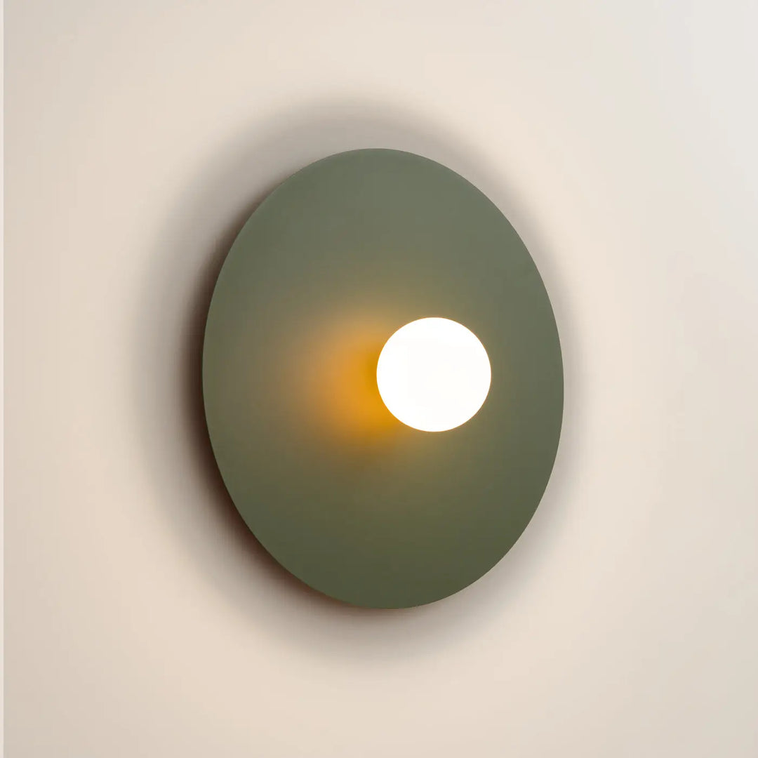Applique murale ake 50 vert olive disque métallique rond avec sphère laiteuse créent une ambiance inspiration rétro