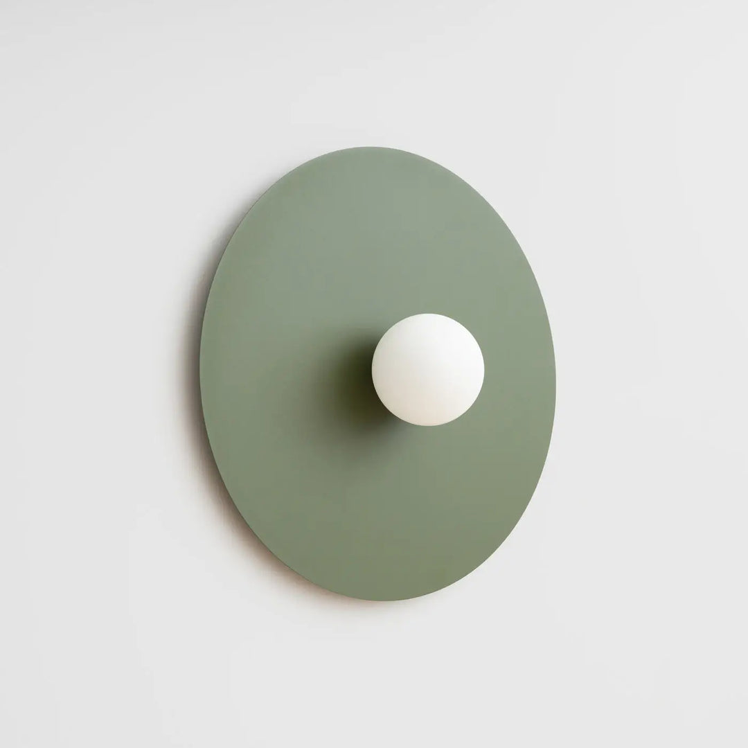 Applique murale AKE 50 vert olive avec disque métallique rond et sphère laiteuse créent une inspiration rétro
