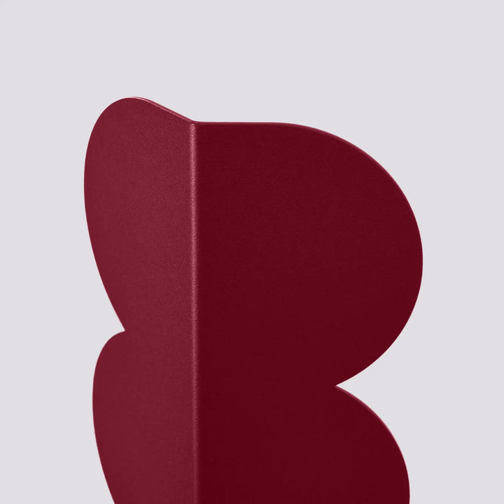 Applique murale biscuit bordeaux en métal mat avec forme ondulée caractéristique et caractère distinctif moderne