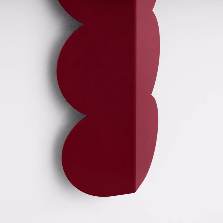 Applique murale bordeaux biscuit allient une forme ondulée caractéristique et un caractère distinctif moderne et minimaliste