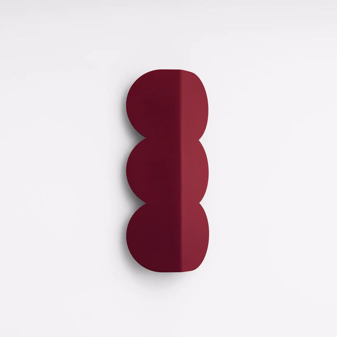 Applique murale bordeaux biscuit avec luminaires biscuit allient la forme ondulée caractéristique et un caractère distinctif