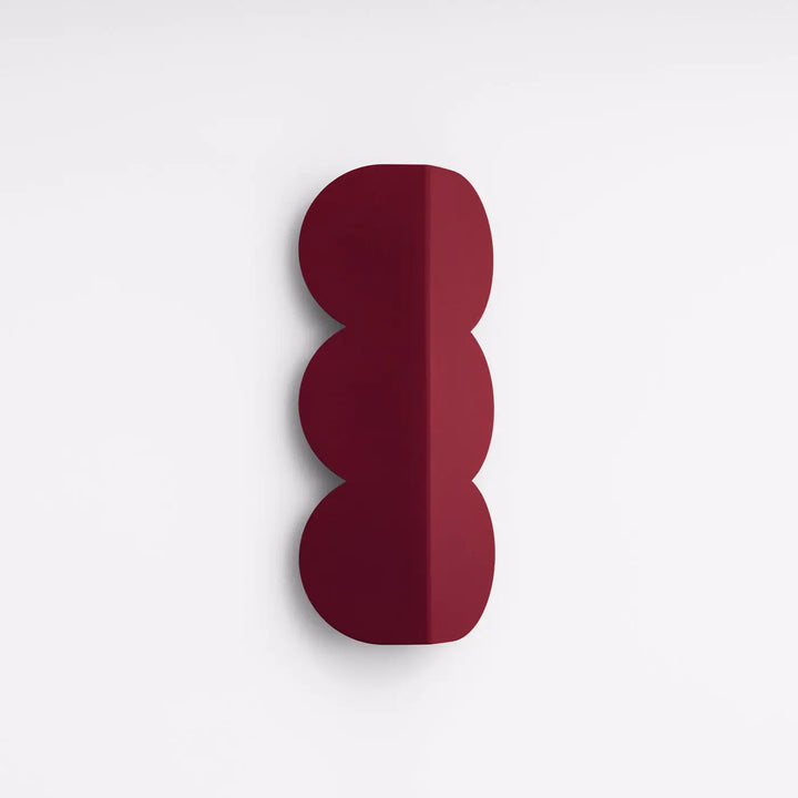Applique murale bordeaux biscuit avec luminaires biscuit allient la forme ondulée caractéristique et un caractère distinctif