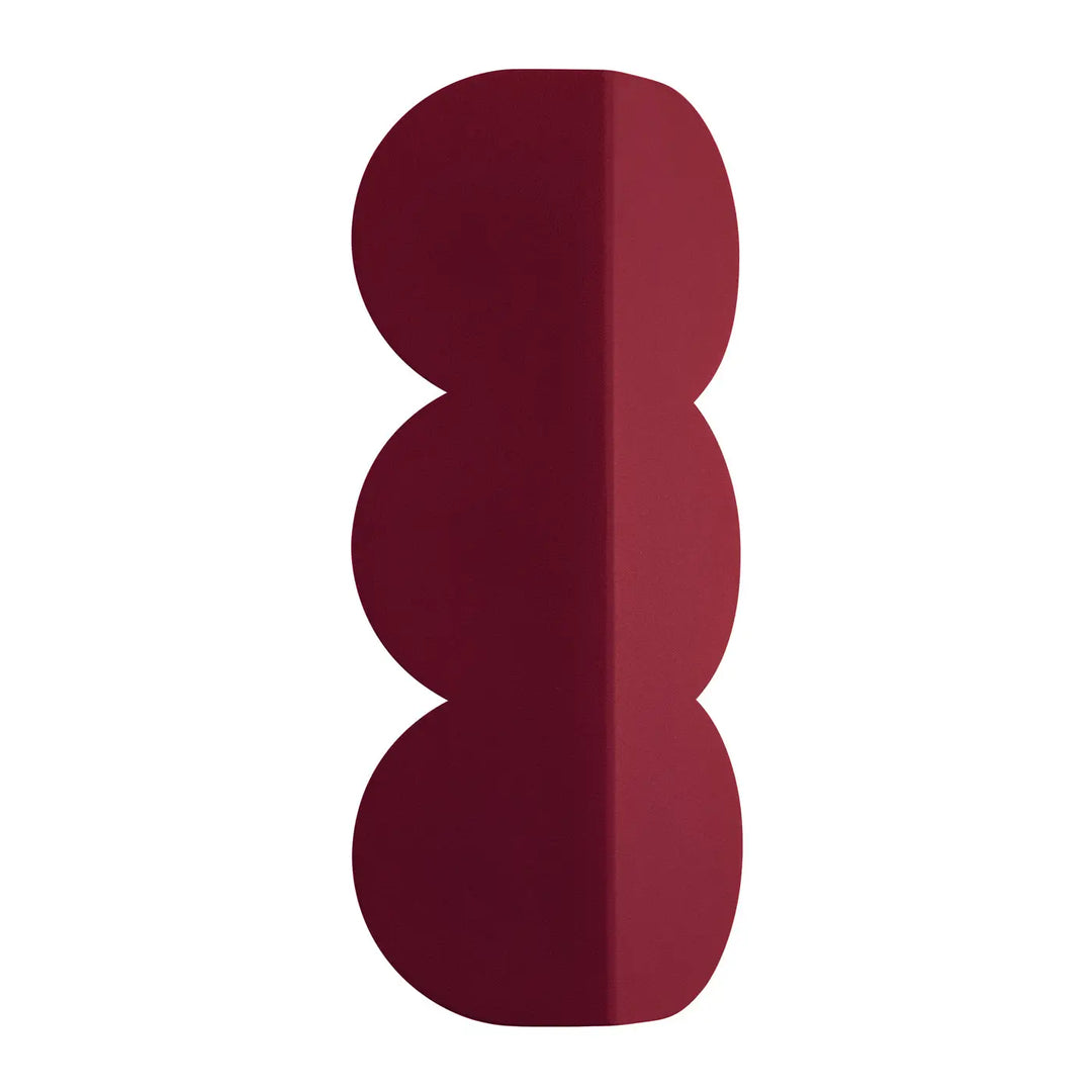 Applique murale biscuit bordeaux avec coin protecteur bordeaux profond et forme ondulée caractéristique au caractère distinctif