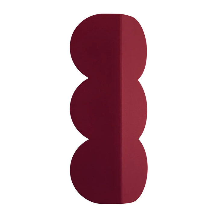 Applique murale biscuit bordeaux avec coin protecteur bordeaux profond et forme ondulée caractéristique au caractère distinctif