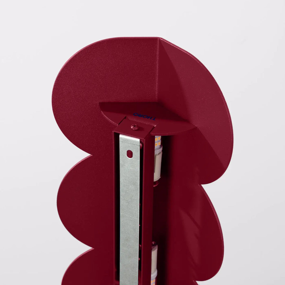Applique murale biscuit bordeaux en métal bordeaux avec forme ondulée caractéristique et caractère distinctif lumineux