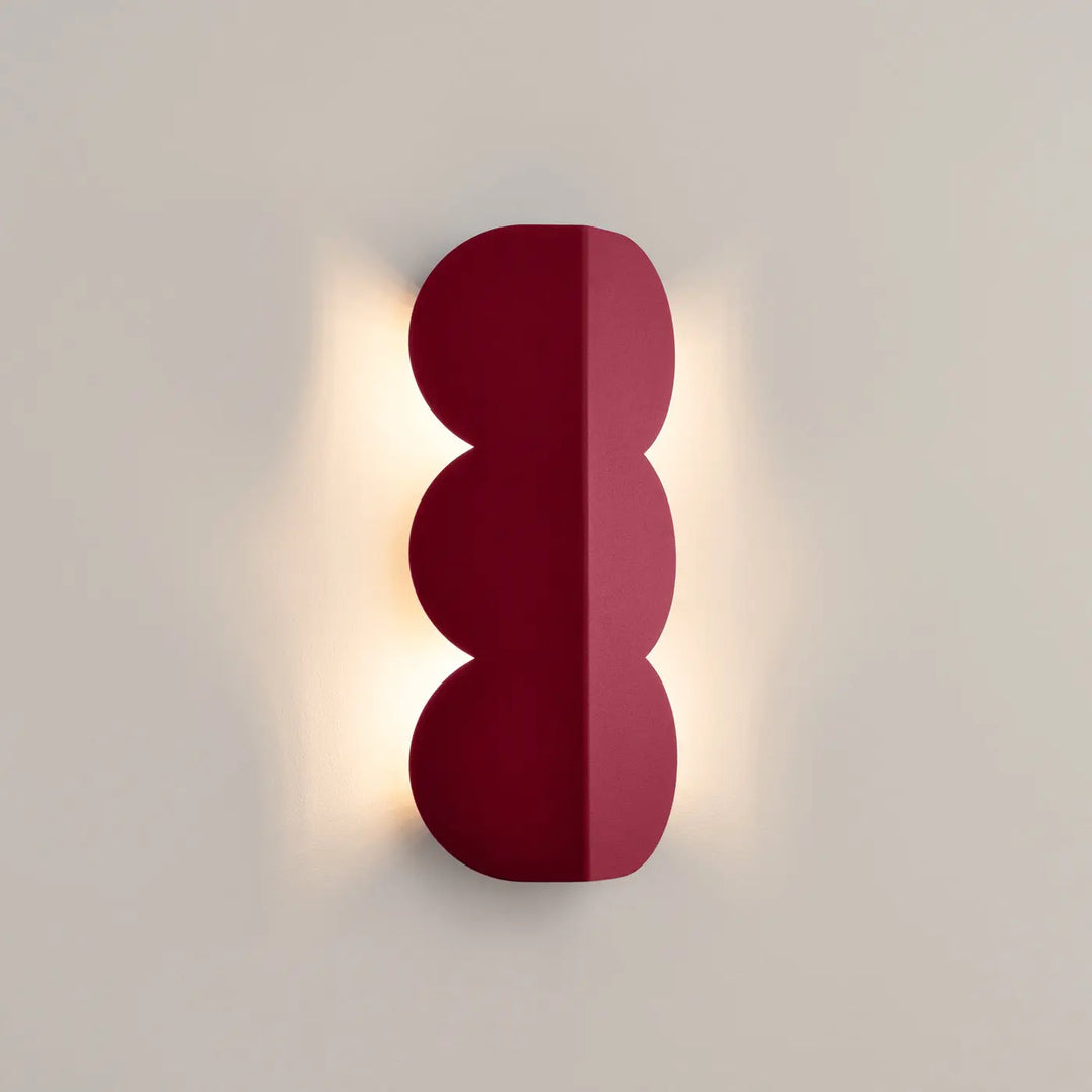 Applique murale biscuit bordeaux avec luminaires biscuit allient forme ondulée caractéristique et caractère distinctif