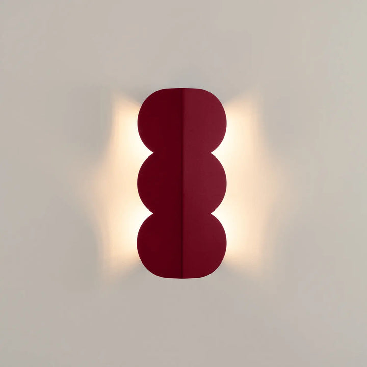 Applique murale biscuit bordeaux avec trois segments circulaires empilés alliant forme ondulée caractéristique et caractère distinctif