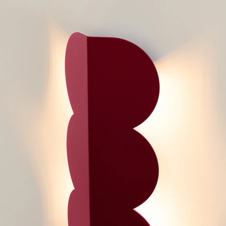 Applique murale bordeaux biscuit allient une forme ondulée caractéristique pour un caractère distinctif moderne