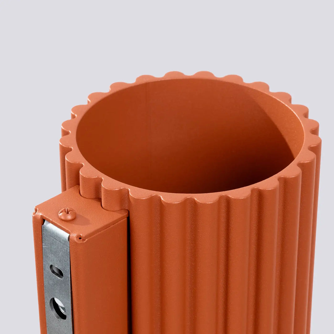 Applique murale aura rouge ochra en plastique terracotta nervuré avec support métal forme unique inspirée