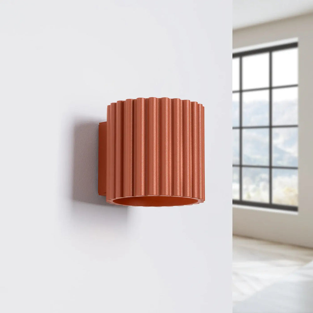 Applique murale aura rouge ochra forme unique inspirée cylindrique terracotta à rainures verticales