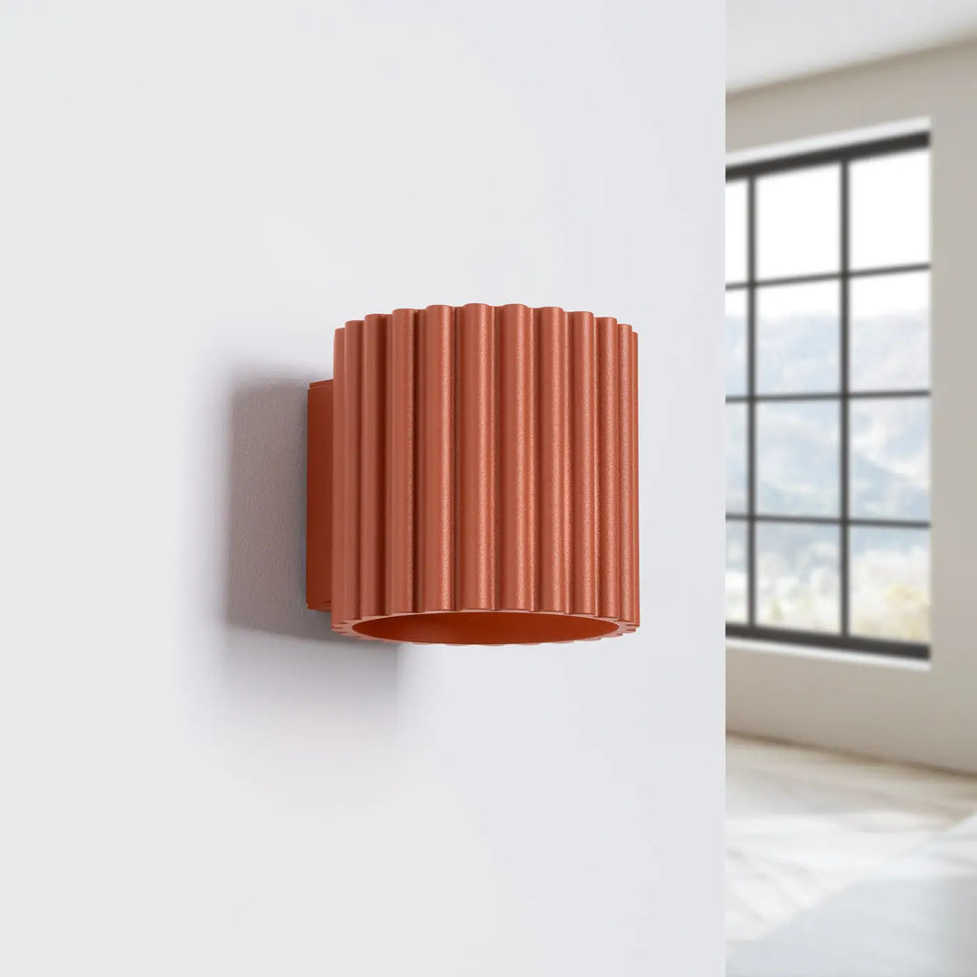 Applique murale aura rouge ochra forme unique inspirée cylindrique terracotta à rainures verticales