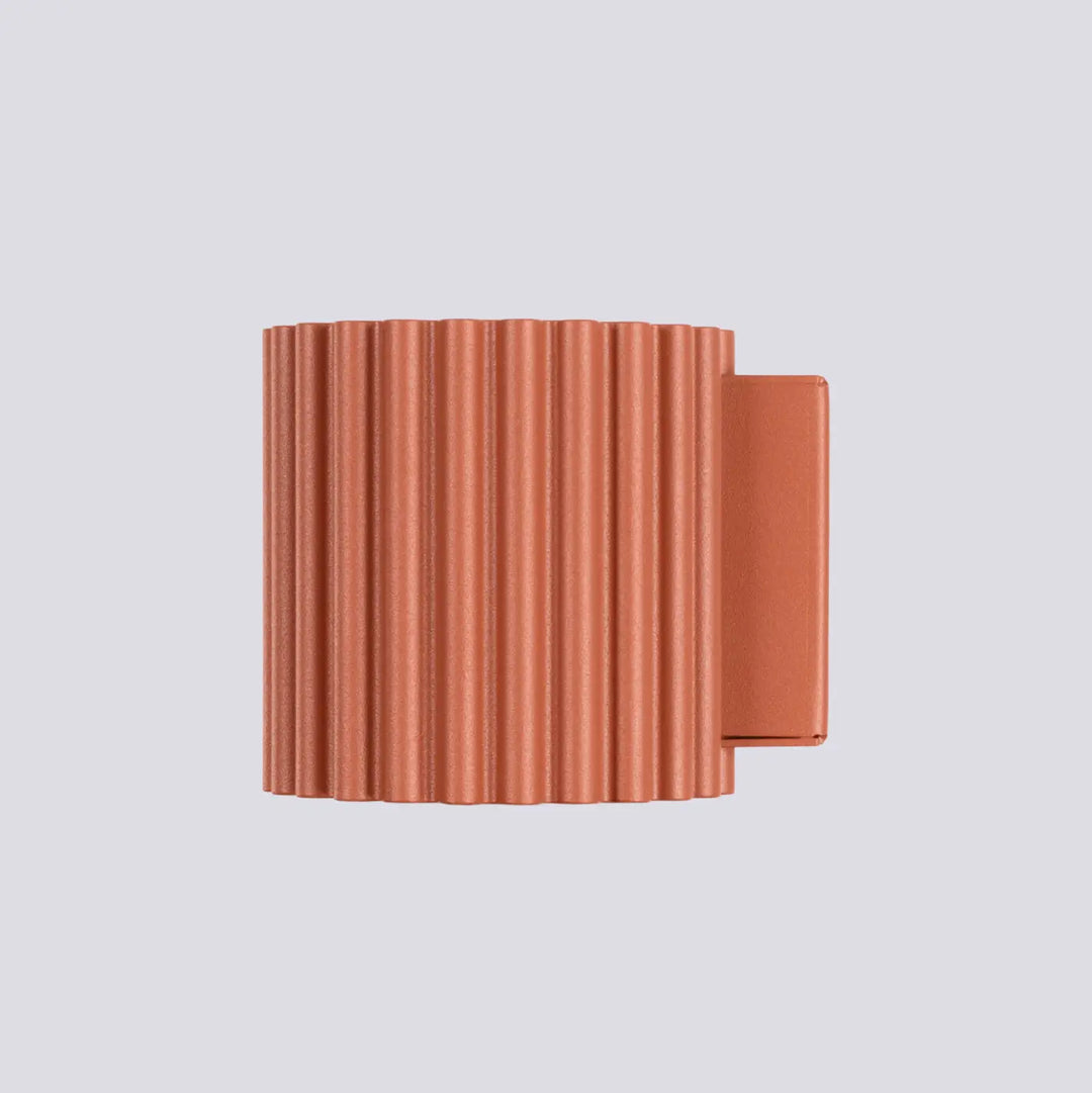 Applique murale aura rouge ochra en céramique côtelée terracotta avec forme unique inspirée et plaque rectangulaire