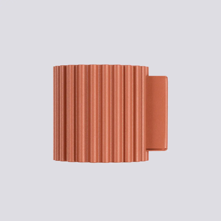 Applique murale aura rouge ochra en céramique côtelée terracotta avec forme unique inspirée et plaque rectangulaire