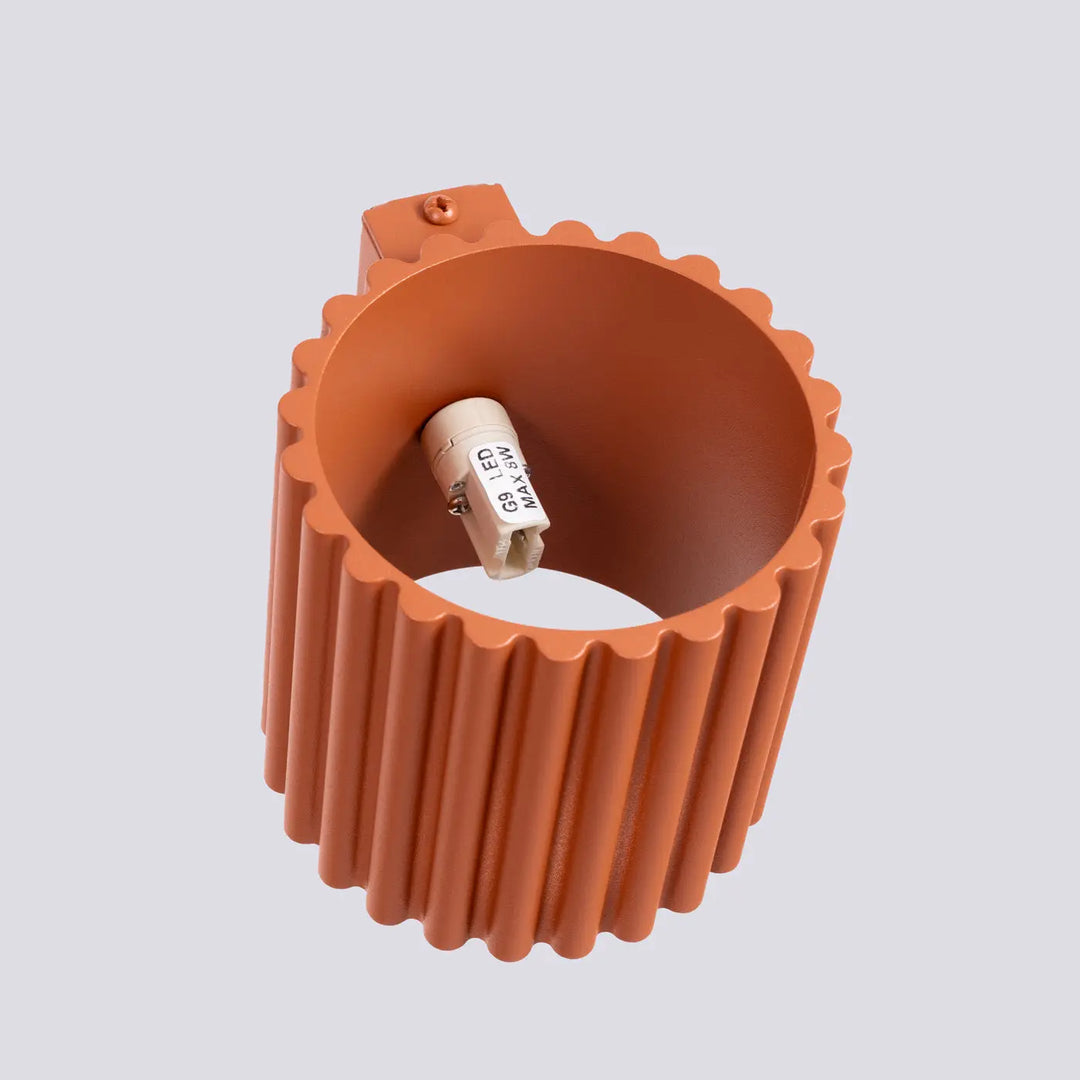 Applique murale aura rouge ochra avec dissipateur thermique côtelé terracotta et led blanc en forme unique inspirée