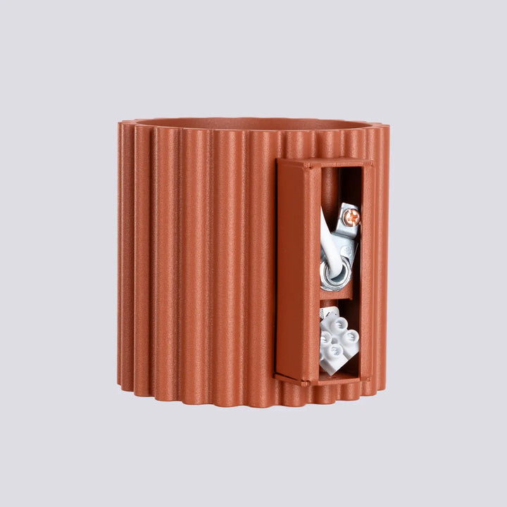 Applique murale aura rouge ochra en forme unique inspirée avec boîte électrique nervurée terracotta à porte charnière ouverte