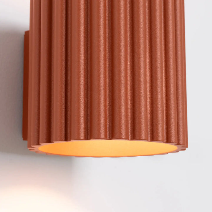 Applique murale rouge ochra en terre cuite flûtée avec intérieur lumineux forme unique inspirée aura