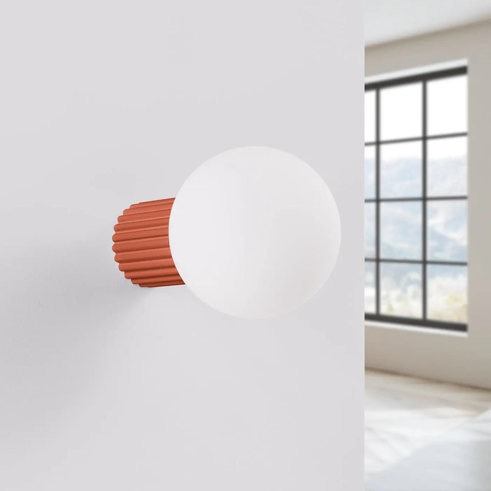 Applique murale lampe halo avec sphère laiteuse en verre mat et base cannelée terracotta décorative pour bureau