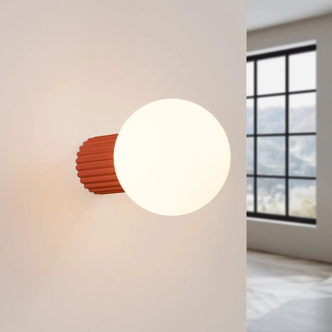 Applique murale lampe halo rouge ochra avec base cylindrique cannelée et sphère laiteuse pour bureau décorative