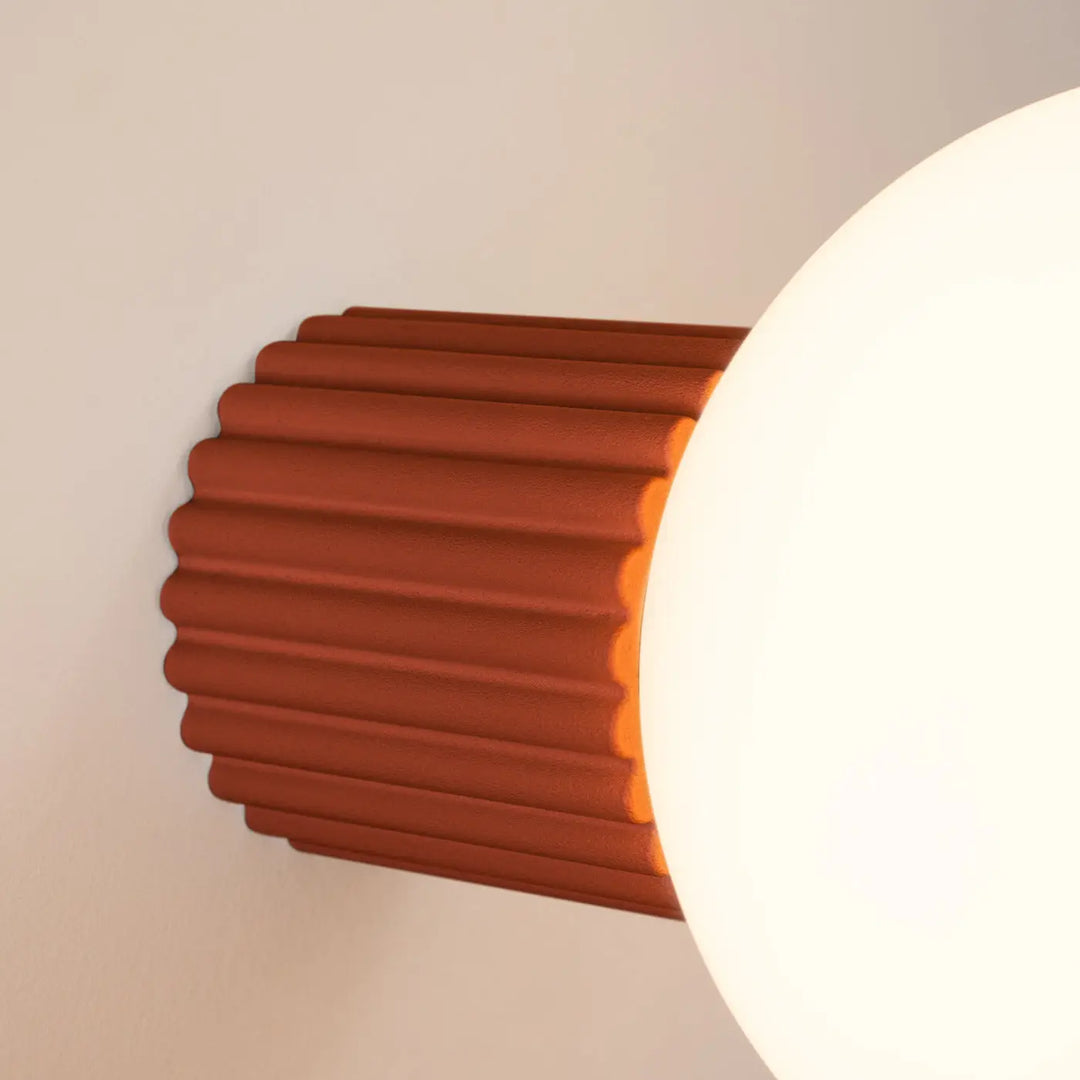 Applique murale lampe halo rouge ochra avec base cylindrique cannelée et sphère laiteuse pour bureau décorative