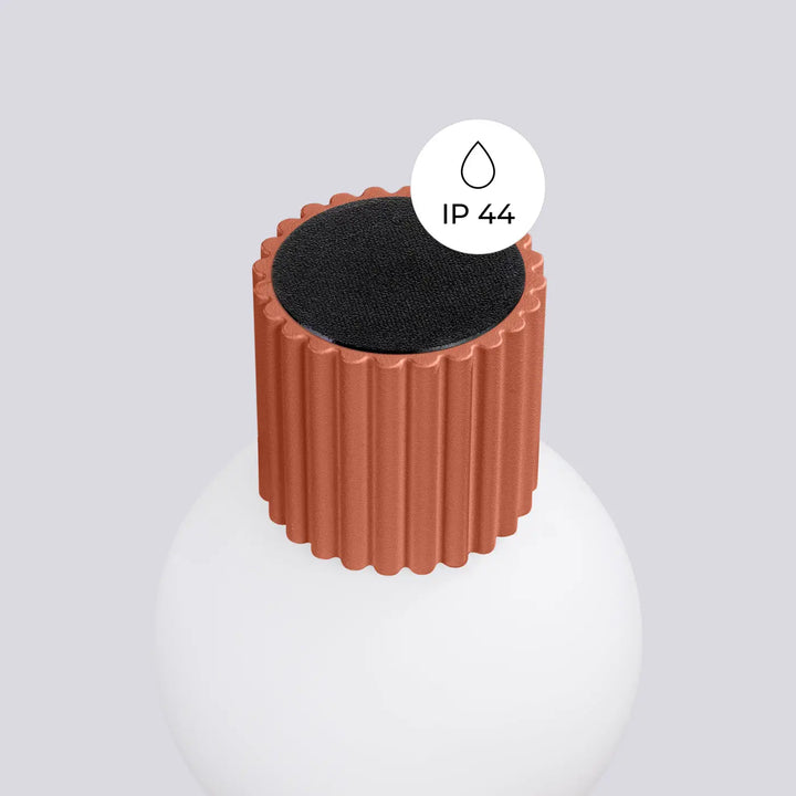 Applique murale halo rouge ochra avec capuchon strié terracotta et dessus noir texturé compatible lampe halo bureau décorative