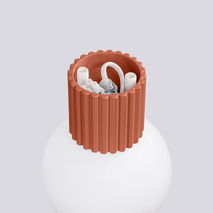 Applique murale rouge ochra avec douille nervurée terracotta et câblage interne blanc pour lampe halo bureau décorative sphère laiteuse