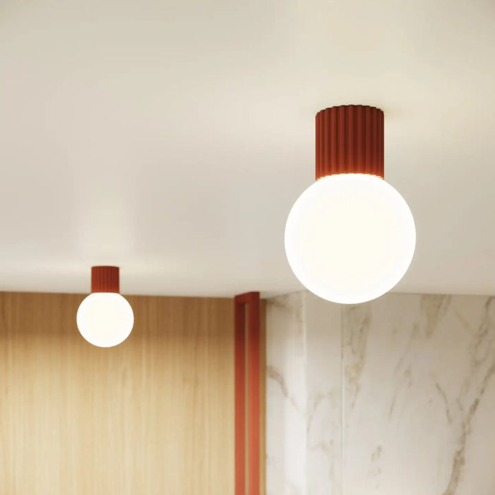 Applique murale lampe halo avec base cylindrique rouge ochra en mat et sphère laiteuse en verre pour bureau décorative
