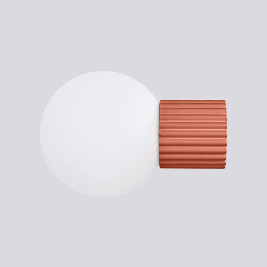 Applique murale lampe halo avec sphère laiteuse et base cylindrique en cuivre rouge ochra pour bureau décorative
