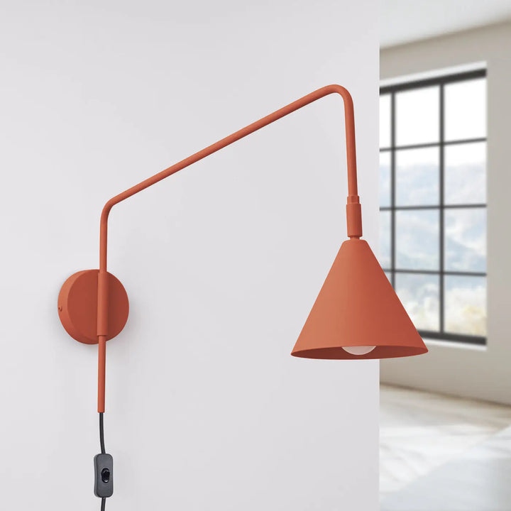 Applique murale moderne nox rouge ocre avec bras incurvé et abat-jour conique en forme exceptionnellement légère et caractère distinct