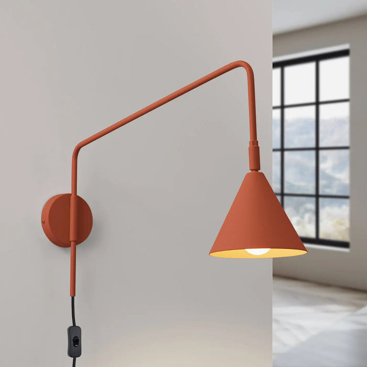 Applique murale moderne rouge ocre avec bras courbé et abat-jour conique forme exceptionnellement légère caractère distinct