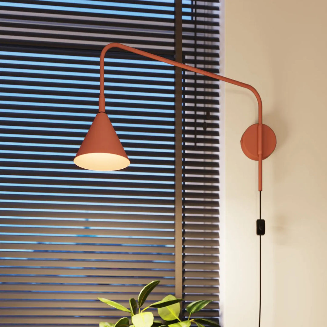 Applique murale moderne nox rouge ocre avec bras courbé et forme exceptionnellement légère au caractère distinct