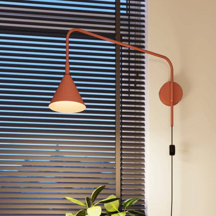 Applique murale moderne nox rouge ocre avec bras courbé et forme exceptionnellement légère au caractère distinct