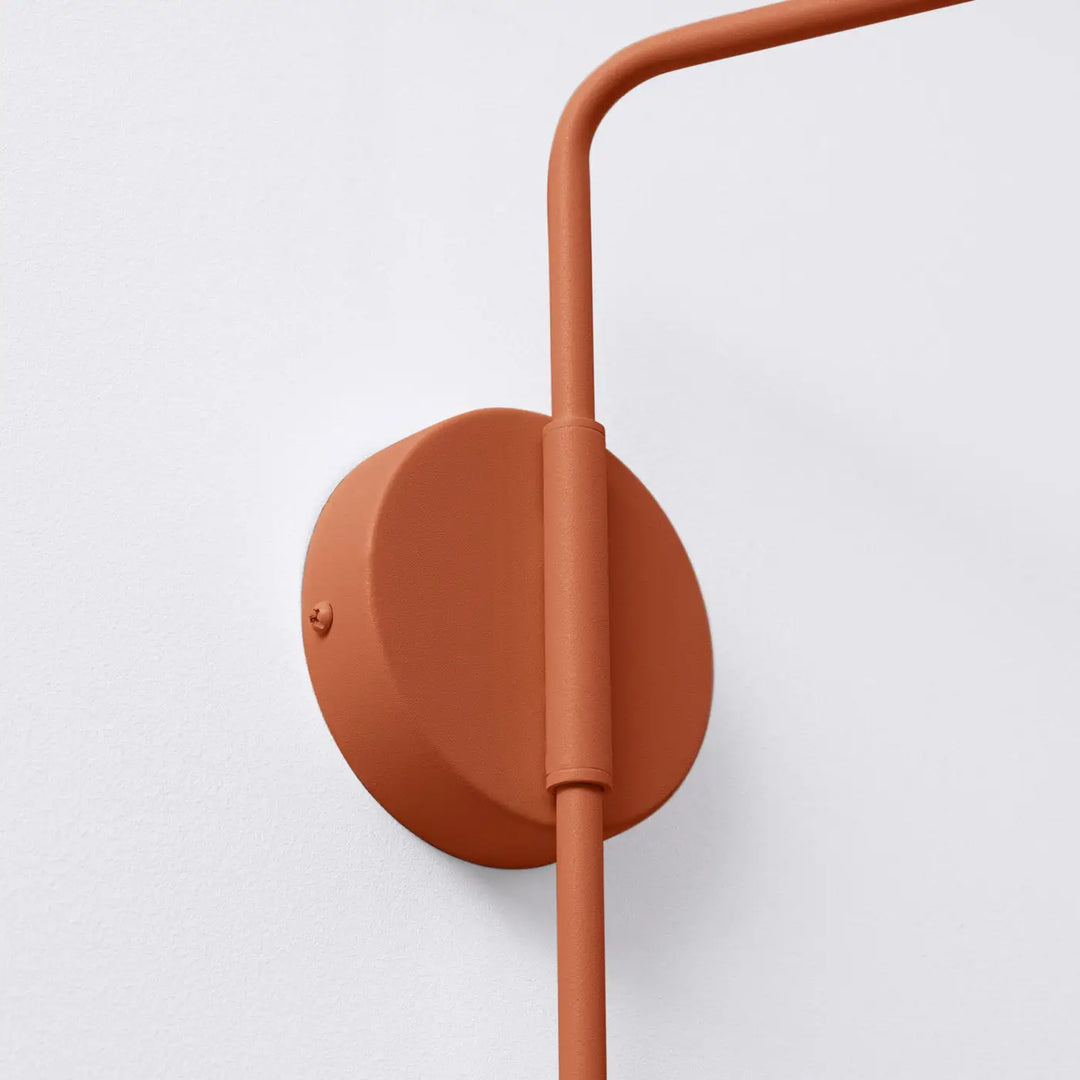 Applique murale moderne rouge ocre avec forme exceptionnellement légère et caractère distinct en métal courbé minimaliste