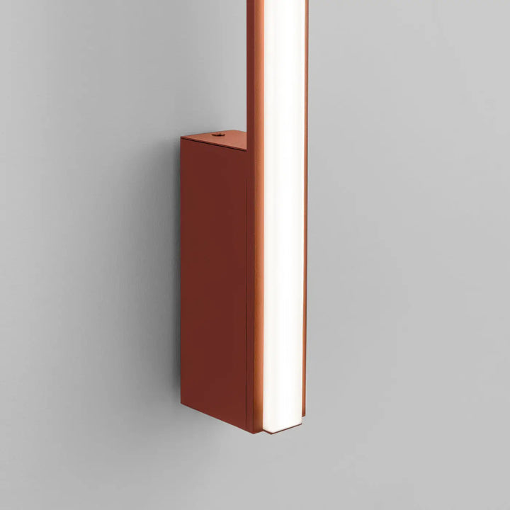 Applique murale lagom 150 cuivre avec bande lumineuse verticale slim design minimaliste et excellente finition collection lagom allie rouges ocre