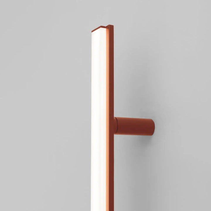 Applique murale lagom 150 rouge ocre avec design minimaliste en finition cuivre et panneau led rectangulaire moderne