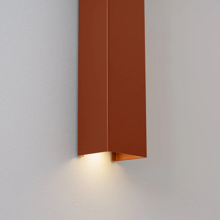 Applique murale freya 90 en rouge ocre avec finition mate terracotta et lumière chaude dans la collection freya compose d’appliques murales cinq coloris