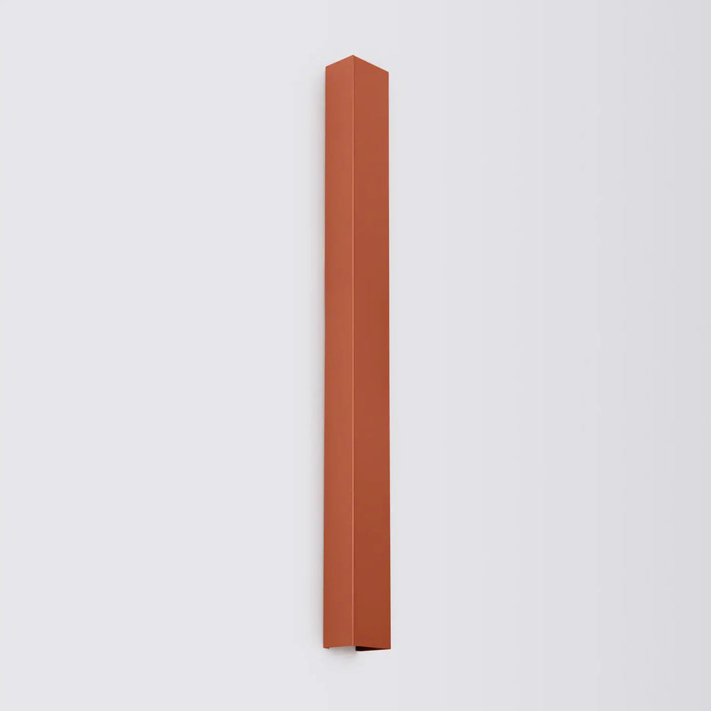 Applique murale freya 90 en rouge ocre mat terracotta avec design minimaliste et géométrique de la collection cinq coloris