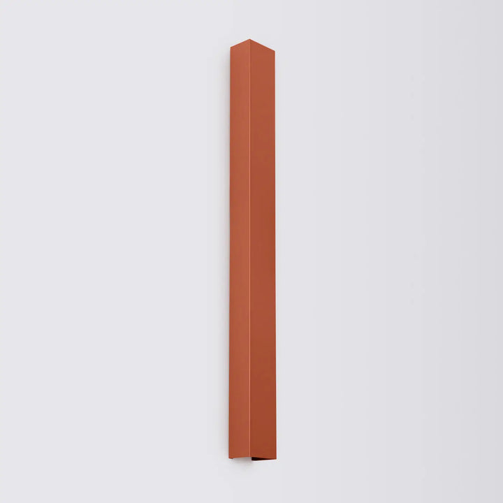 Applique murale freya 90 en rouge ocre mat terracotta avec design minimaliste et géométrique de la collection cinq coloris
