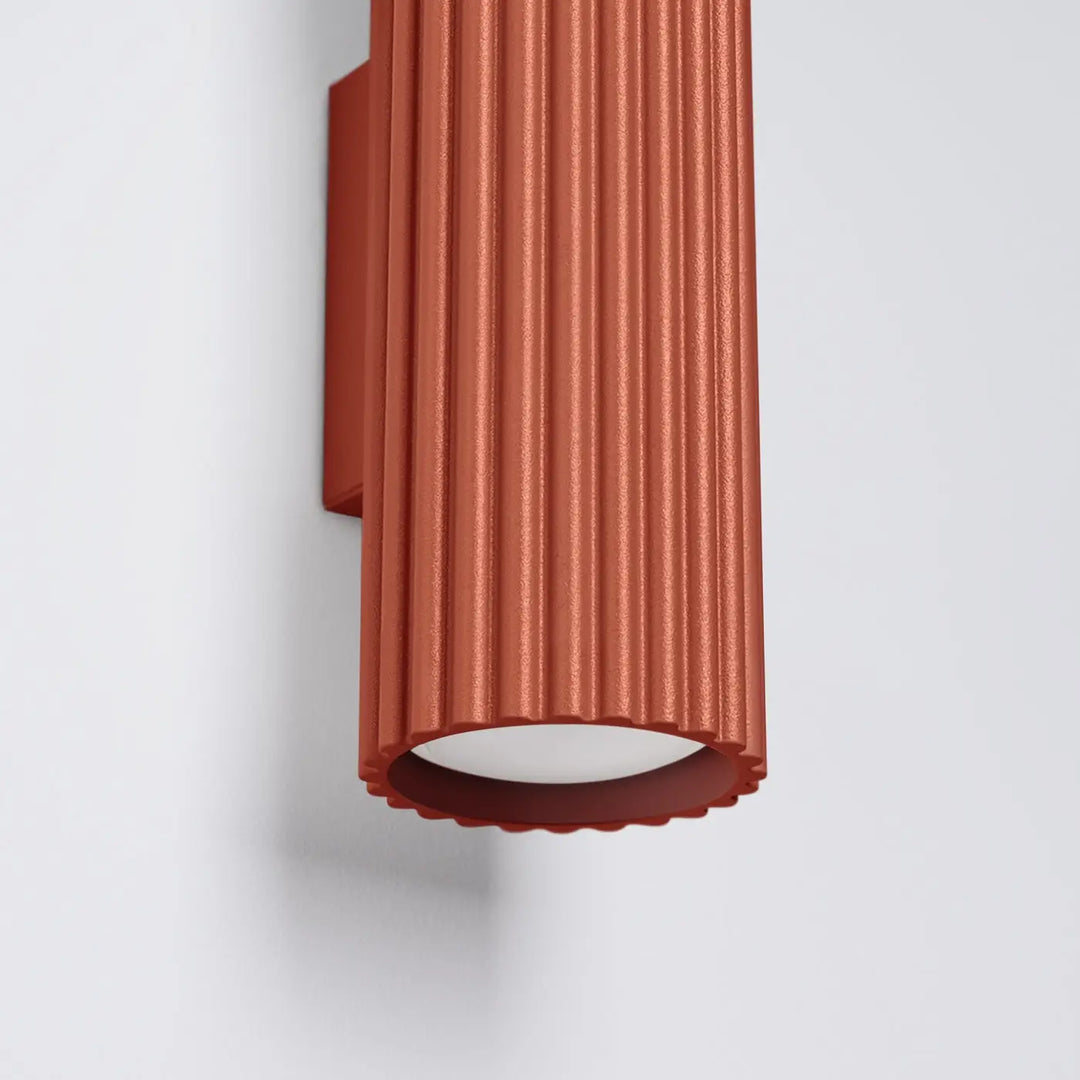 Applique murale karbon 20 rouge ocre en cuivre avec corps cannelé et diffuseur blanc pour design minimaliste et ampoules gu10 interchangeables