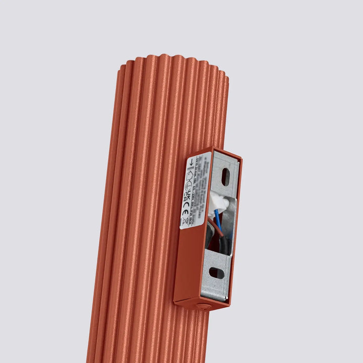 Applique murale karbon 20 rouge ocre en aluminium cannelé cuivre avec boîtier électronique pour plafonnier karbon allie design minimaliste