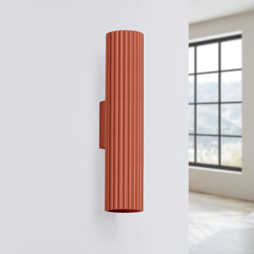 Applique murale karbon 30 rouge ocre en cuivre avec design minimaliste et ampoules gu10 interchangeables