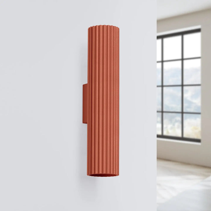 Applique murale karbon 30 rouge ocre en cuivre avec design minimaliste et ampoules gu10 interchangeables