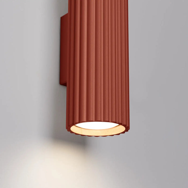 Applique murale karbon 30 rouge ocre en design minimaliste avec ampoules gu10 interchangeables et lumière chaude
