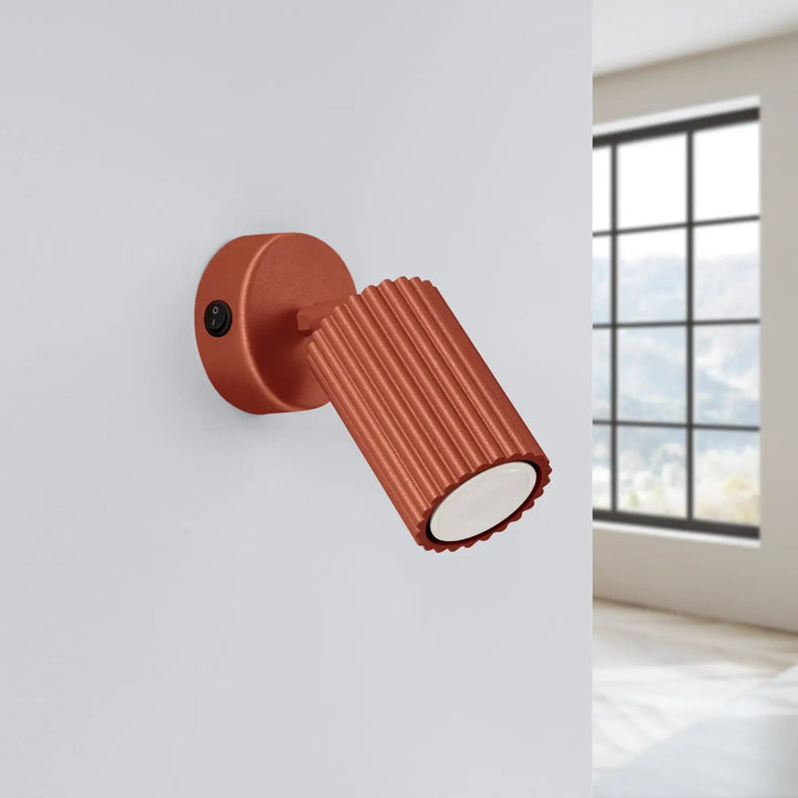 Applique murale karbon rouge ocre avec interrupteur en cuivre et design minimaliste avec ampoules gu10 interchangeables