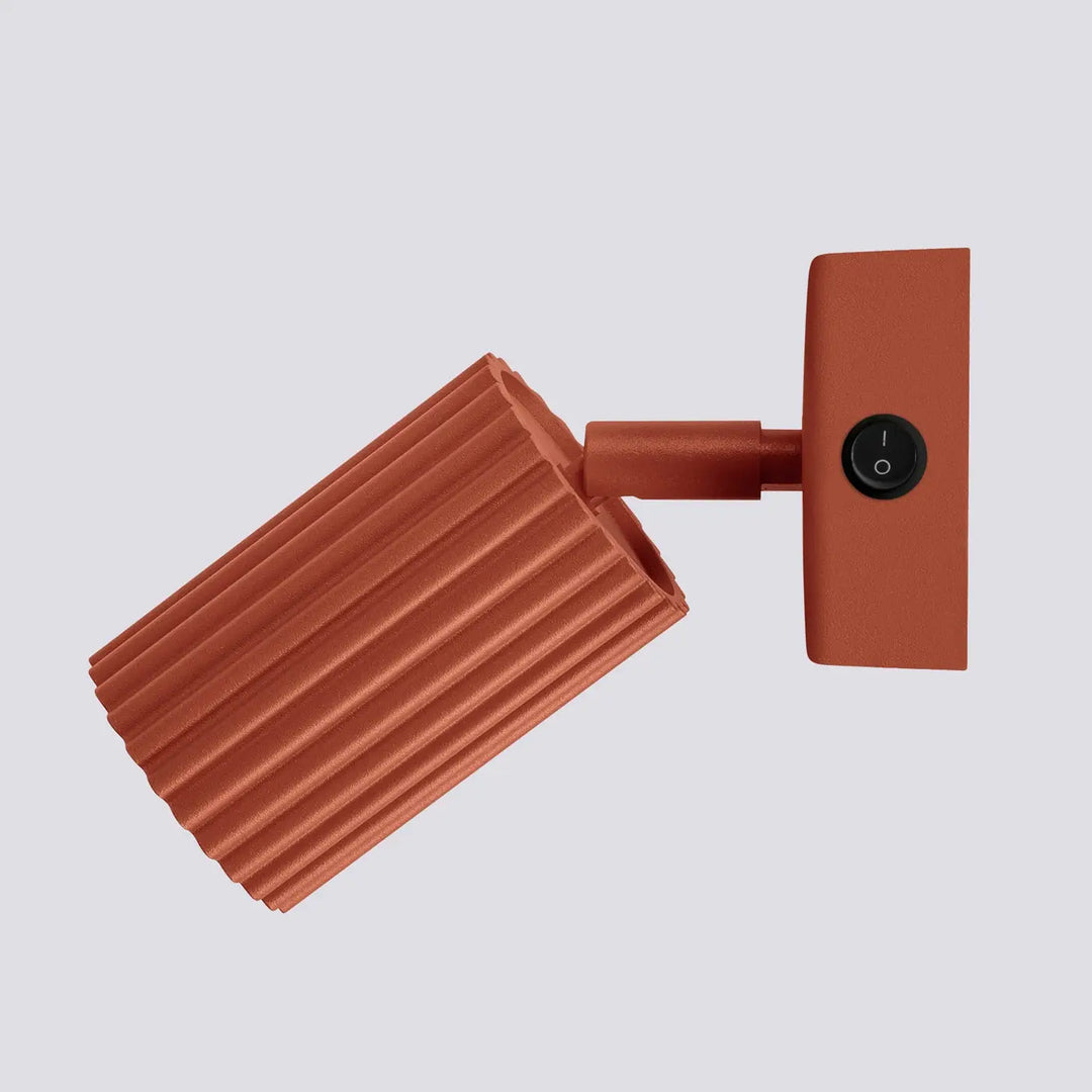 Applique murale karbon en rouge ocre avec interrupteur rectangulaire design minimaliste et ampoules gu10 interchangeables