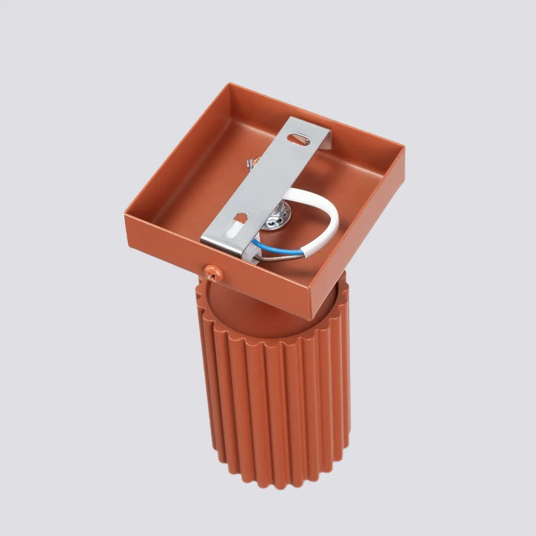Applique murale karbon rouge ocre avec base cylindrique cannelée et ampoules gu10 interchangeables design minimaliste