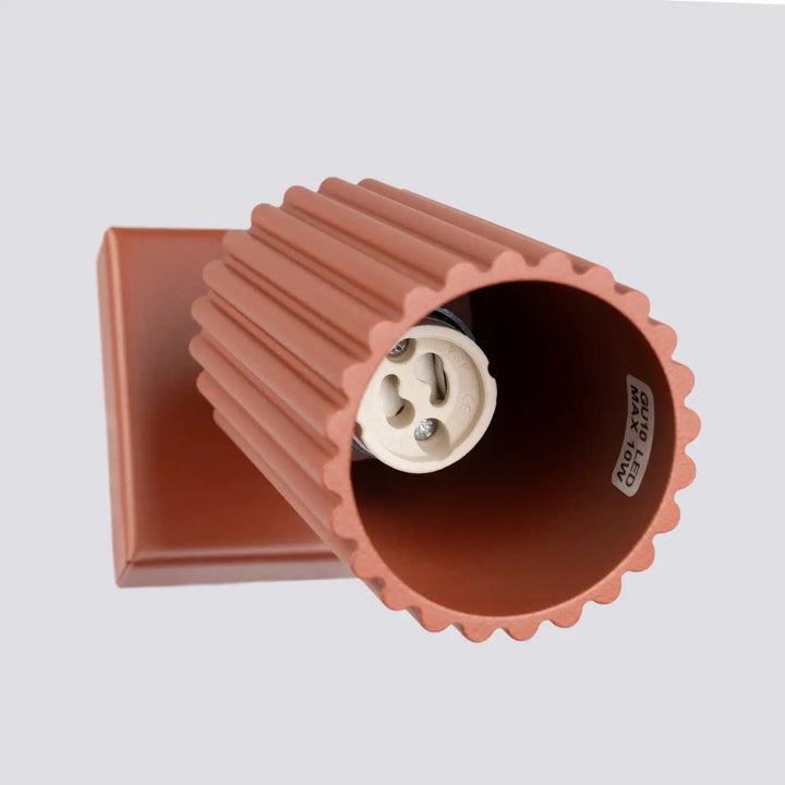 Applique murale karbon rouge ocre en design minimaliste avec ampoules gu10 interchangeables et finition terracotta