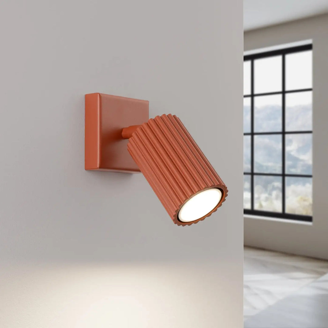 Applique murale karbon rouge ocre en cuivre avec tête cylindrique nervurée et ampoules gu10 interchangeables design minimaliste