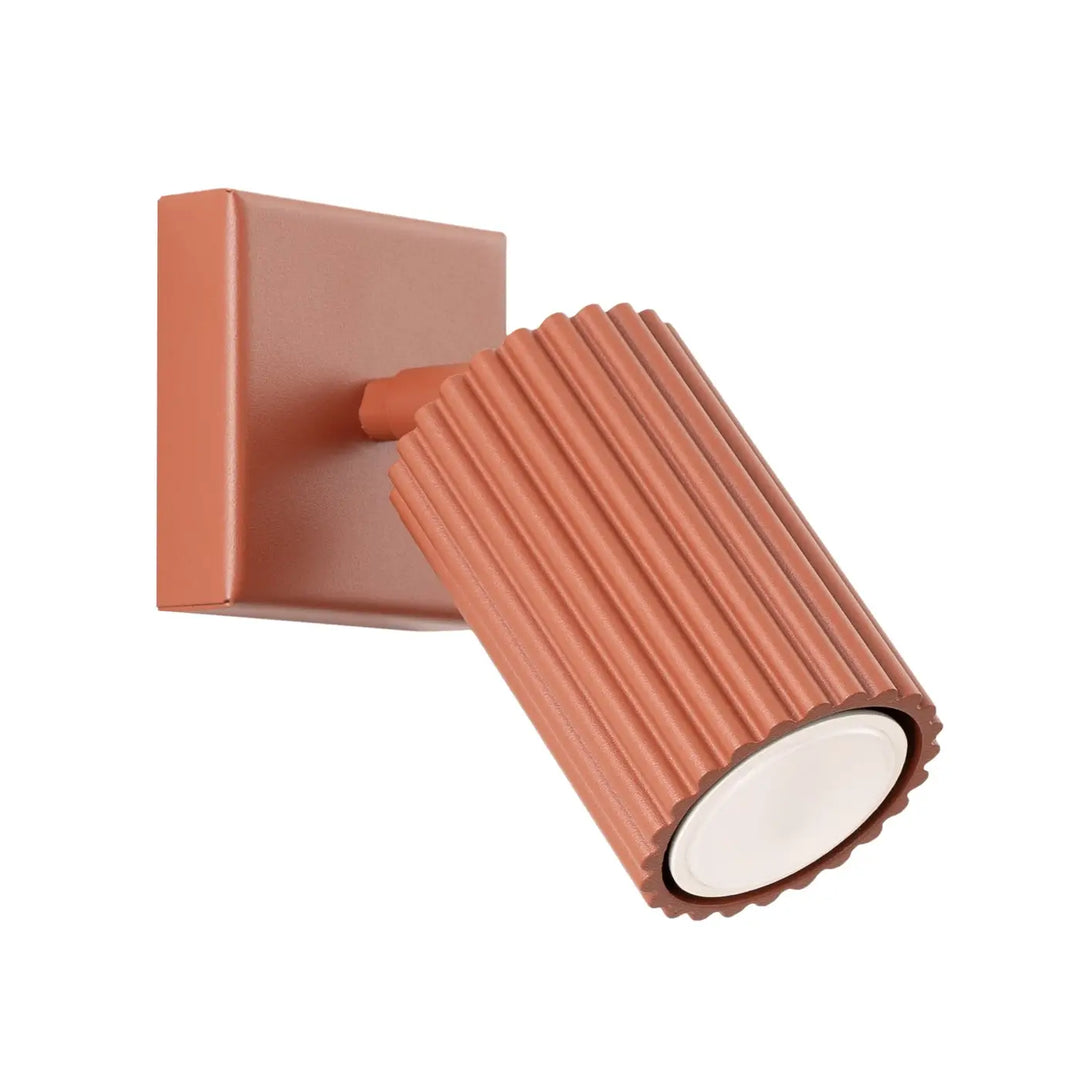 Applique murale karbon rouge ocre avec tête cylindrique striée et base carrée design minimaliste et ampoules gu10 interchangeables